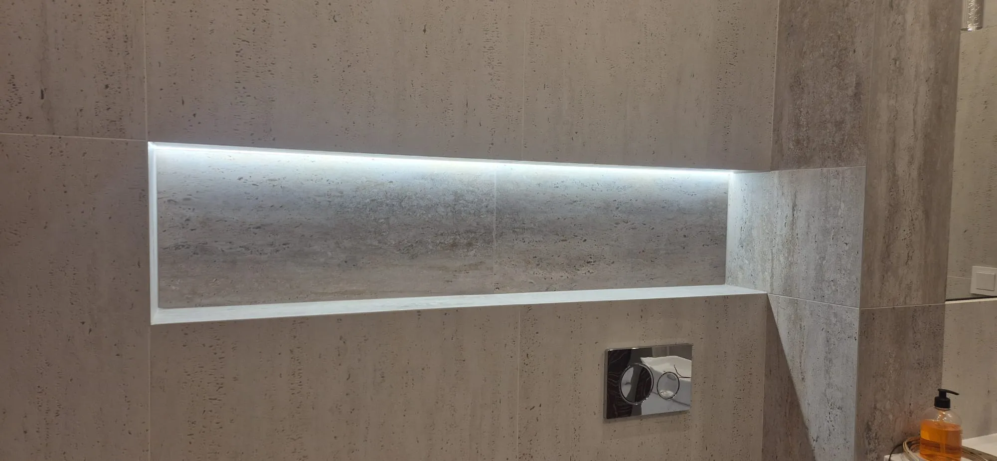 Pozioma wnęka podtynkowa z taśmą LED nad stelażem WC